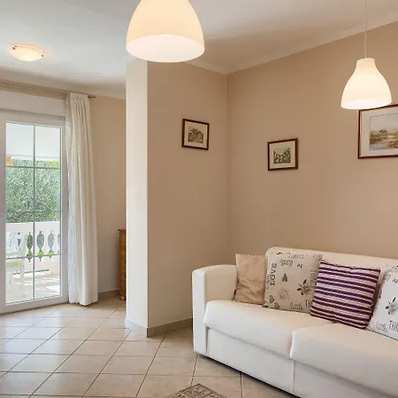 Apartment Idyllisches Mit Mediterranem Garten, Bbq - Nur 15 Minuten Zum